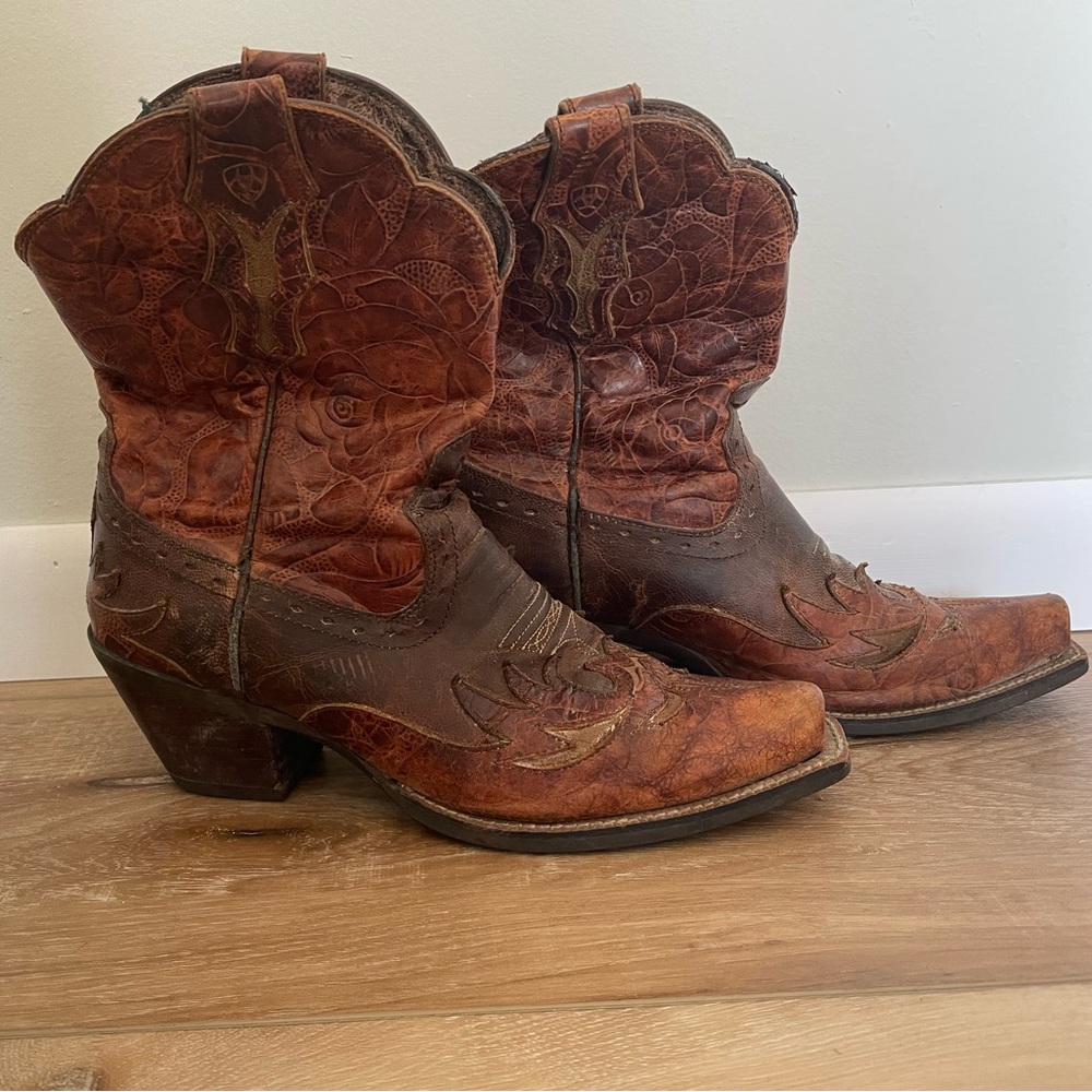 Dahlia Ariat cowboy boots ankle height